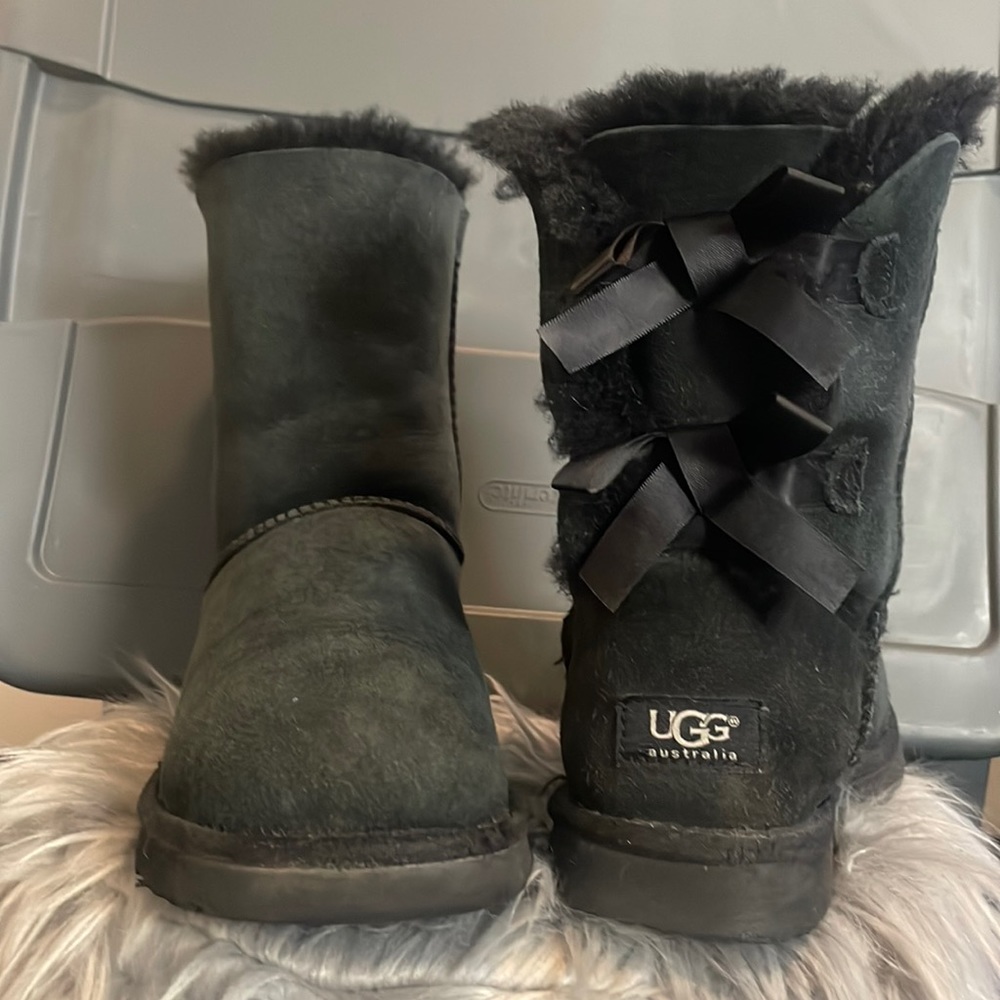 Black Bailey bow uggs size 8 womens.